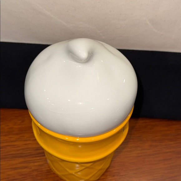 NWT Rae Dunn Ceramic Ice Cream Cone Vanilla Cream Scented Candle 10.8oz w/lid - Picture 6 of 11